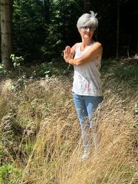 Iris Fuchs bei Entspannungsübung im Wald in der Nähe von Augsburg