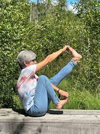 Iris Fuchs beim Luna Yoga draußen in Augsburg